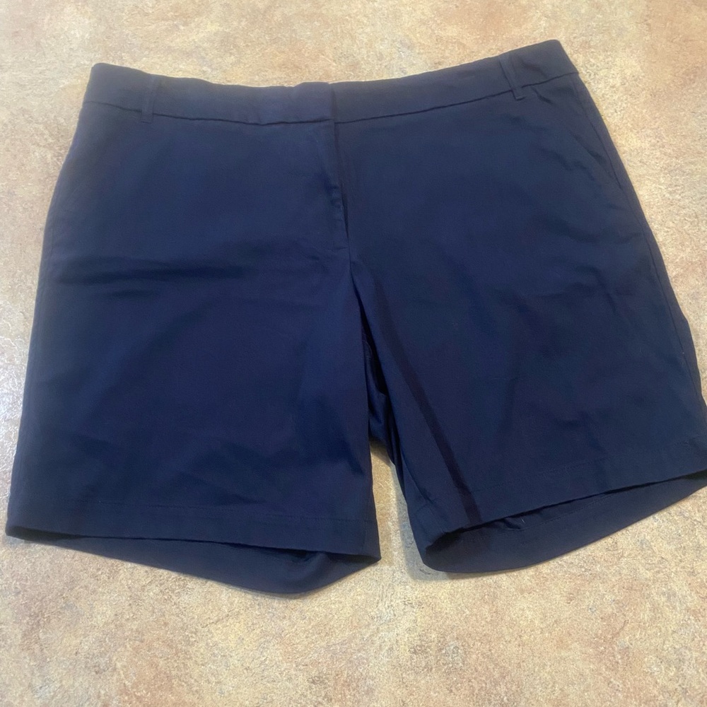 Elegant Navy Women's Shorts size 16 EUC stretch